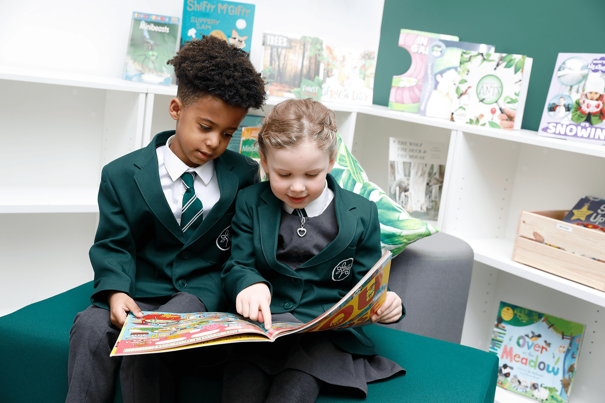 WPS_pupils_reading Woodford Primary School pupils reading together in the school library.